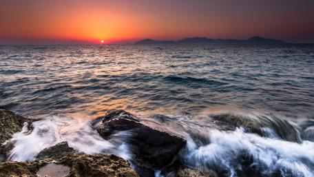Tranquil Sunset Over Serene Waters wallpaper