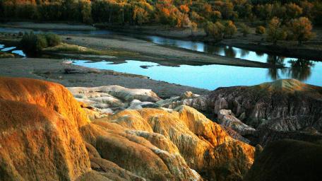 Serene River Valley at Dusk wallpaper