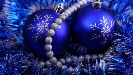 Blue Christmas Elegance in Ornaments and Tinsel wallpaper