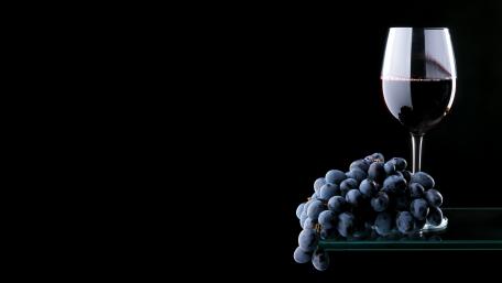 Rich and Elegant Red Wine Scene with Grapes wallpaper