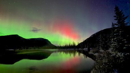 Aurora Over Tranquil Lake at Night wallpaper