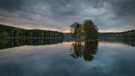 Serene Island Reflection in a Tranquil Lake wallpaper