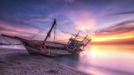 Shipwreck at Sunset Beach Horizon wallpaper