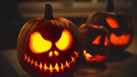 Eerie Halloween Pumpkin Glow wallpaper