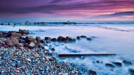Serene Sunset Over Tranquil Shoreline wallpaper