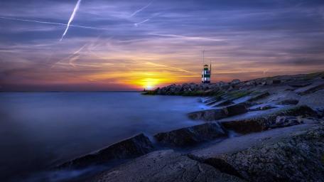Serene Lighthouse at Dusk wallpaper