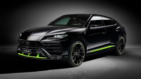 Luxurious Lamborghini Urus in Striking Black and Green Shine wallpaper