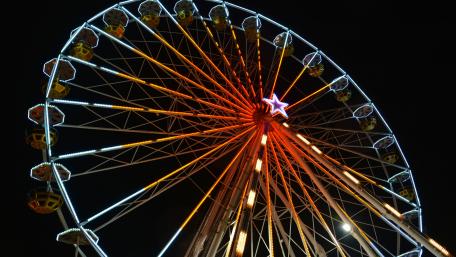 Vibrant Night View of a Ferris Wheel wallpaper