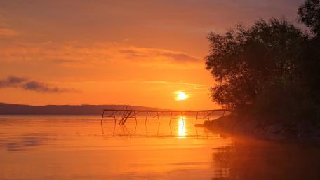 Golden Sunset over Serene Lake wallpaper