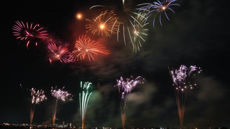 Vibrant Fireworks Display in Night Sky wallpaper