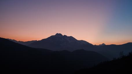 Mountain Majesty at Dusk in 4K Quality wallpaper