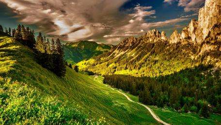 Breathtaking Valley Landscape in 4K Quality wallpaper
