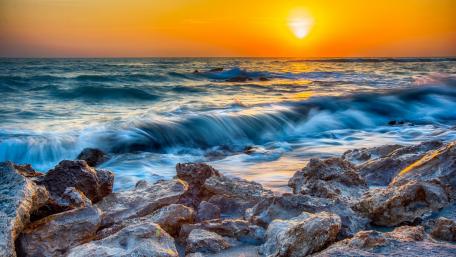 Stunning Sunset Over Ocean Waves wallpaper