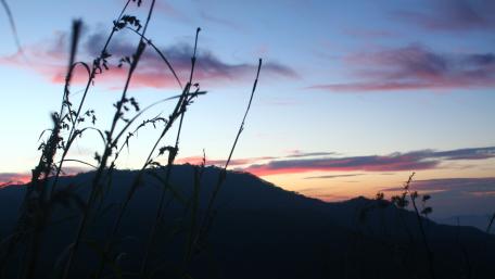 Majestic Sunrise Over Sri Lankan Mountains wallpaper