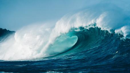 Mighty Ocean Wave in Clear Blue Sky wallpaper