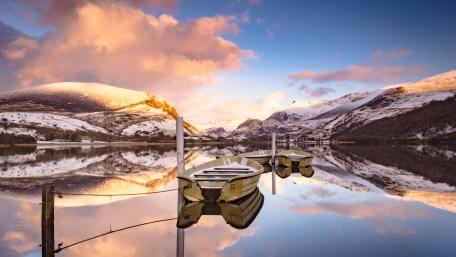 Tranquil Winter Reflections on Mountain Lake wallpaper
