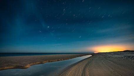 Serene Starry Night by the Shoreline wallpaper