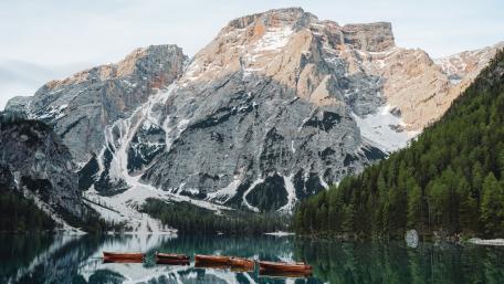 5 Boats on the Pragser Wildsee wallpaper