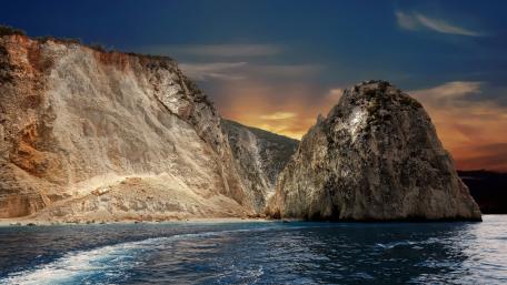 Majestic Coastal Serenity Amidst Cliffs and Ocean Waves wallpaper