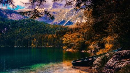 Tranquil Autumn Retreat on Mountain Lake wallpaper