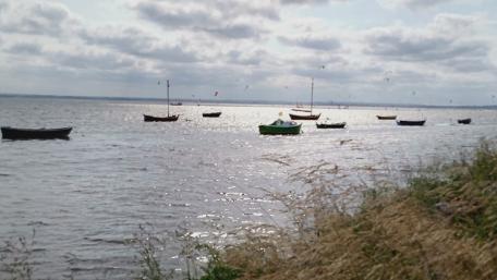 Tranquil Waters with Boats and Sky Views wallpaper
