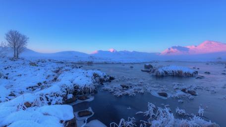 Scottish Highlands in wintertime wallpaper