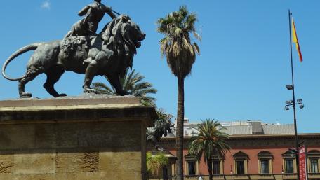 Majestic Lion Statue in Palermo's Vibrant Plaza wallpaper