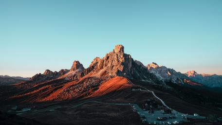 Mountains under the blue sky wallpaper