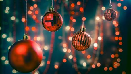 Red hanging Christmas balls wallpaper