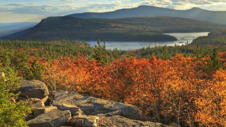 Autumn Serenity Overlooking a Vibrant River Valley wallpaper