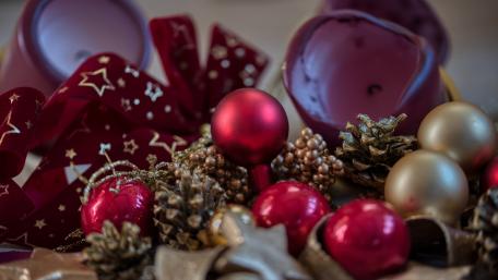 Christmas baubles wallpaper