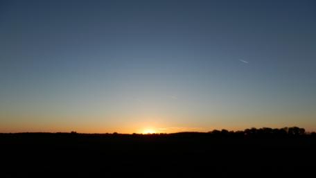 Serene Sunset Over the Horizon wallpaper