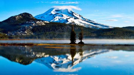 Serene Mountain Reflections in a Tranquil Lake wallpaper