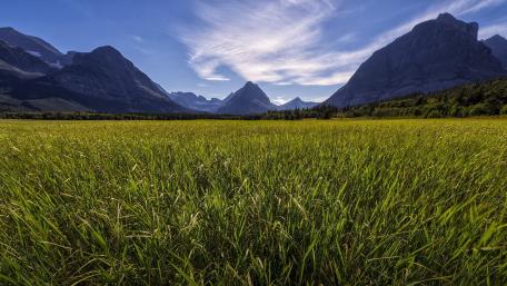 Serene Mountain Valley Landscape wallpaper