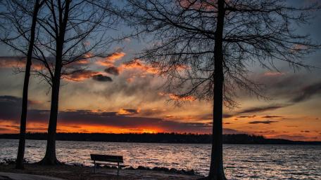 Serene Sunset by the Water wallpaper