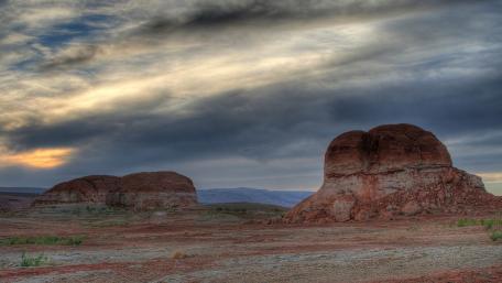 Desolate Beauty of the Desert Landscape wallpaper