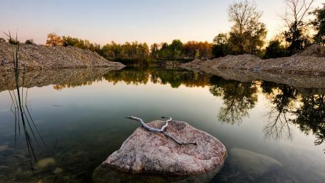Tranquil Sunset Over Still Waters wallpaper