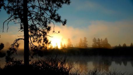 Serene Dusk Reflection on Tranquil Lake wallpaper