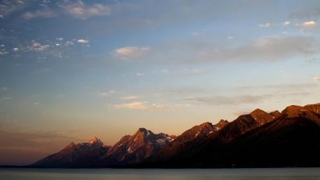 Majestic Mountain Reflections at Dusk wallpaper