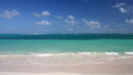 Serene Beach Escape with Crystal Clear Waters wallpaper