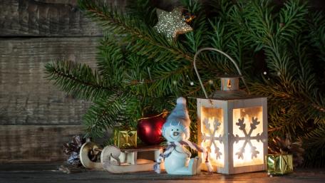 Charming Christmas Decor with Snowman and Lantern wallpaper