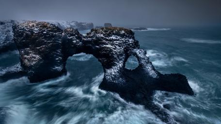 Majestic Winter Shoreline View wallpaper