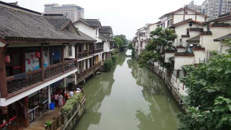 Tranquil Canal Views in the Cityscape wallpaper