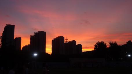 Stunning Urban Sunset View in 4K Quality wallpaper