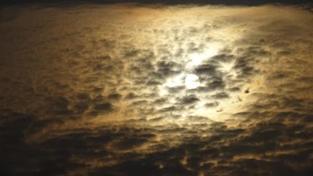 Majestic Sky at Dusk with Cloud Patterns wallpaper