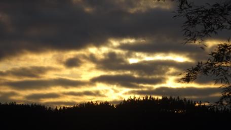 Golden Sunset Behind Cloudy Skies wallpaper