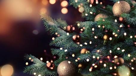 Festive Christmas Tree with Warm Lights and Ornaments wallpaper