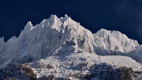 Majestic Frosty Peaks of the Alps wallpaper