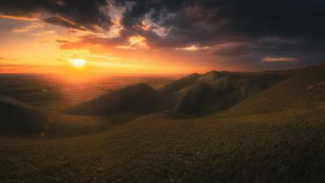 Stunning Sunset Over Majestic Mountains wallpaper