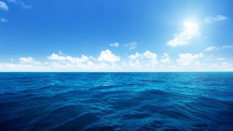 Endless Blue Horizon Under a Sunny Sky wallpaper